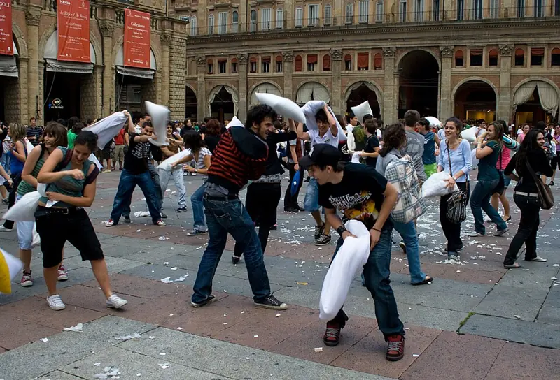 Foto lucu ratusan orang perang bantal di Piazza Maggiore Bologna Italia