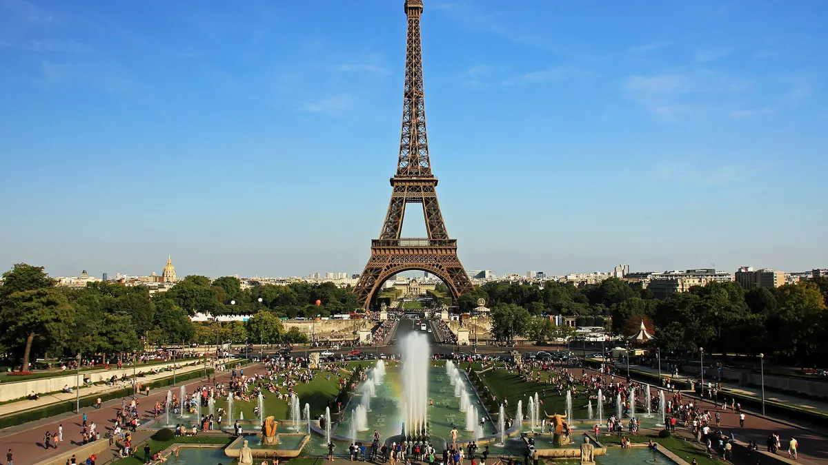 Menara Eiffel dilihat dari pelataran Trocadero pada siang hari dengan langit cerah