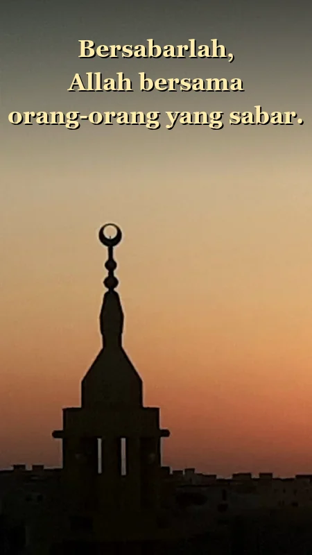 Wallpaper kata kata Islam bergambar siluet menara masjid berhias bulan sabit saat senja