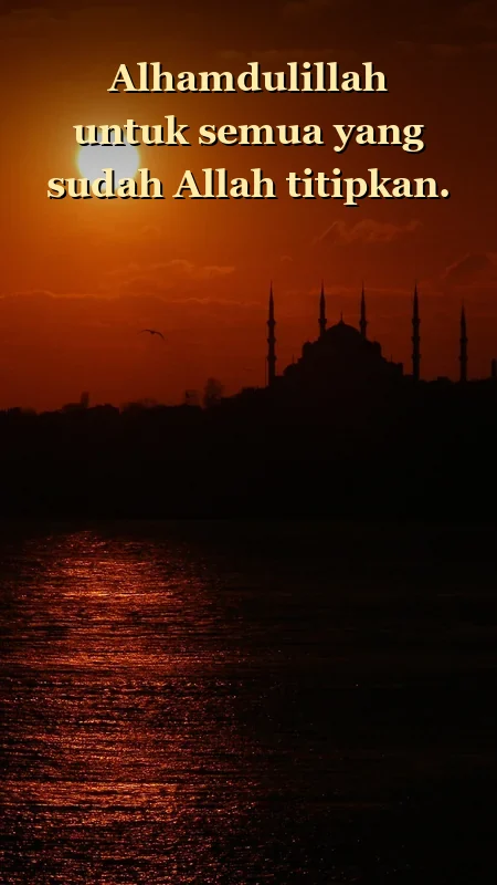 Wallpaper kata kata Islam bergambar siluet masjid berkubah dan matahari terbenam di atas air